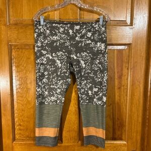 Prana Pillar Printed Slate Canopy Green Capri Leggings Sz L-EUC